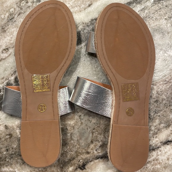 Size 7 1/2 Silver Metallic Sandle - Picture 2 of 3